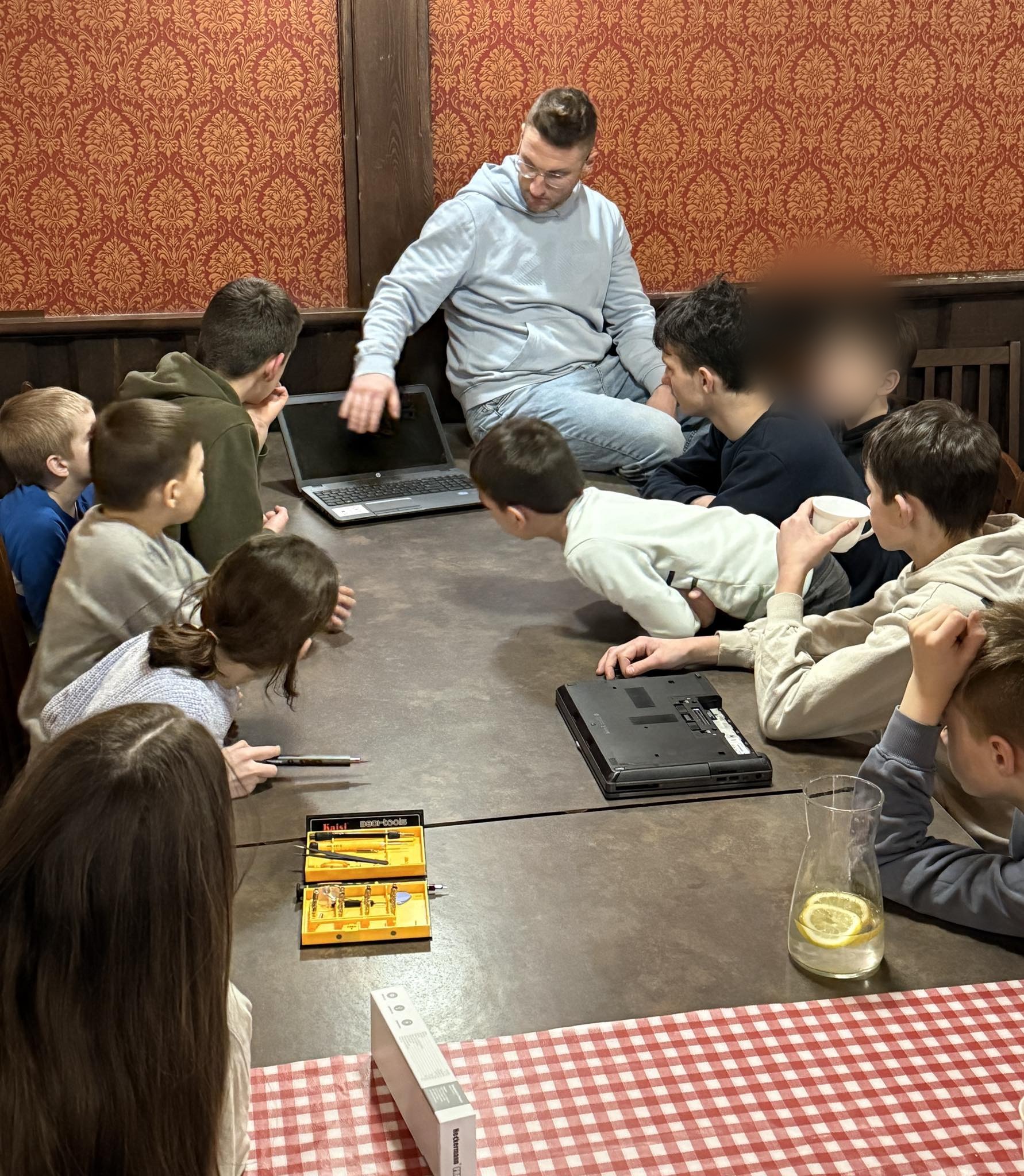 Jakub Gorący prowadzi warsztaty z robotyki