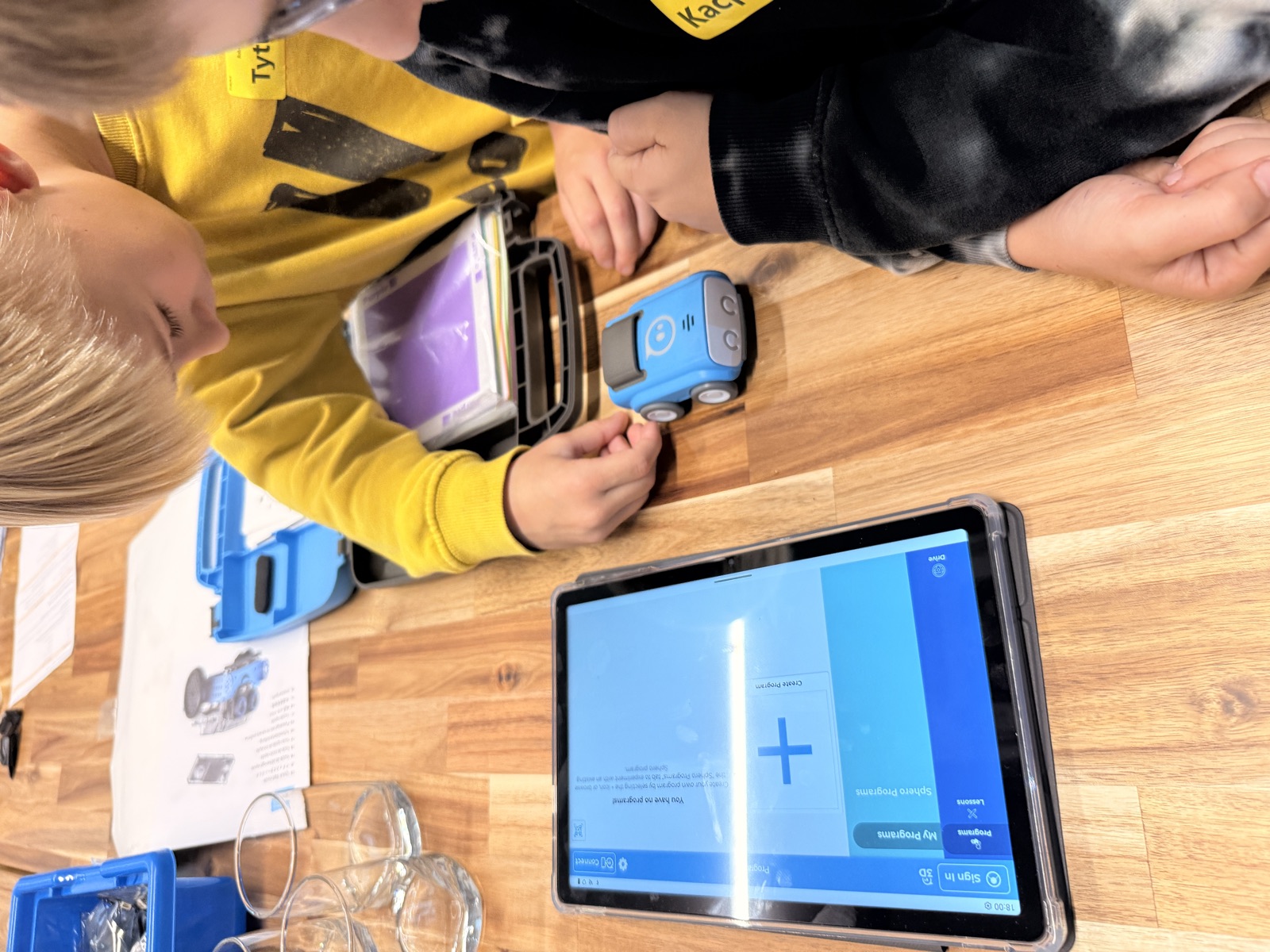 Uczestnik zajęć steruje robotem z tabletu
